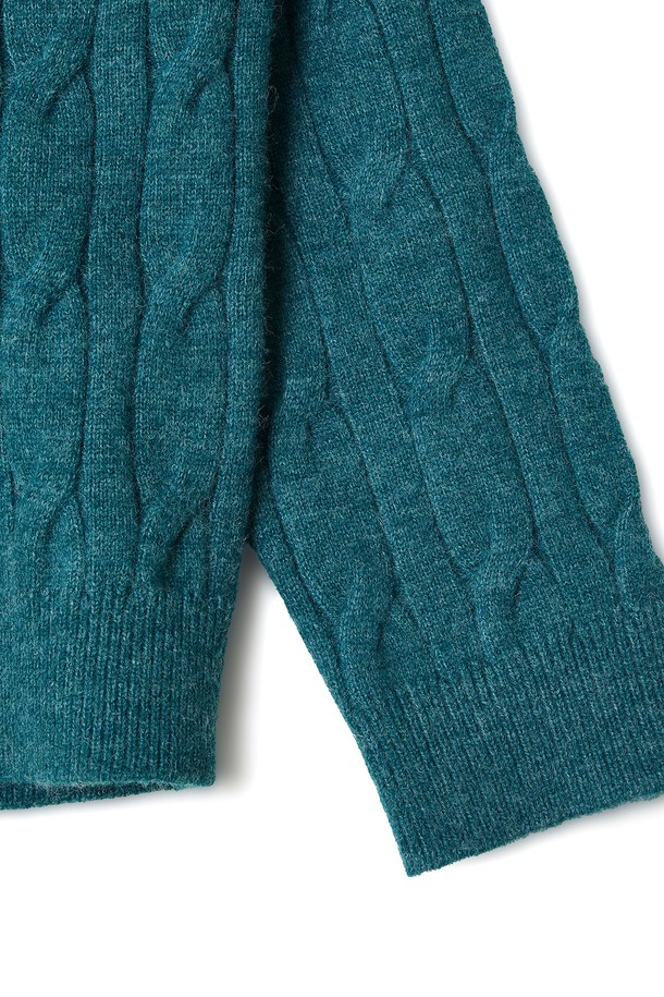 트래드클럽 케이블 니트는 여성스러운 무드를 연출하는 클래식하고 베이직한 디자인의 상의입니다. 부드러운 니트 소재로 제작되어 가을과 겨울에 따뜻하게 착용할 수 있으며, 라운드넥과 긴소매, 크롭 기장으로 세련된 핏을 선사합니다. 그린과 청록색 두 가지 컬러로 출시되어 데이트룩, 모임룩 등 다양한 TPO에 활용 가능합니다. 특히 퍼프소매와 케이블 패턴이 돋보여 미니멀하면서도 캐주얼한 스타일을 완성합니다. 레귤러핏으로 편안하게 착용할 수 있으며, 부드러운 촉감이 특징입니다.
