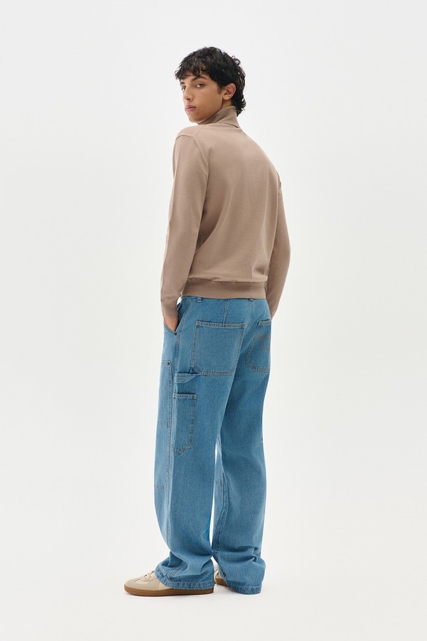 트래드클럽 베이직 폴라넥 니트는 가을과 겨울, 출근룩을 위한 클래식하고 미니멀한 스타일의 니트입니다. 부드러운 촉감의 니트 소재로 제작되었으며, 두꺼운 두께감으로 따뜻하게 착용할 수 있습니다. 베이직한 디자인에 레귤러 핏, 긴 소매와 터틀넥 디자인으로 포근함을 더했습니다. 무지 패턴의 베이지 컬러로 어떤 옷에도 쉽게 매치하여 다양한 스타일을 연출할 수 있습니다.
