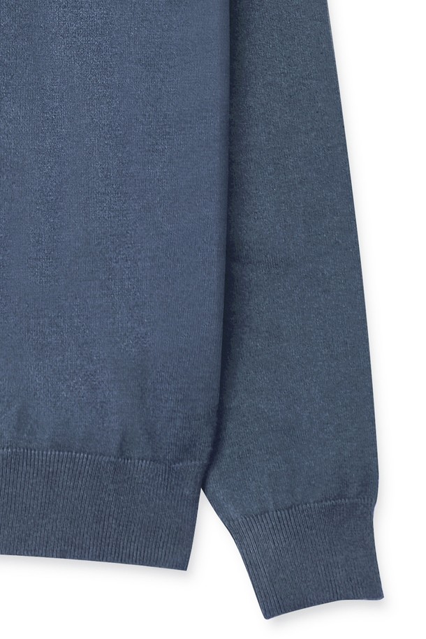 트래드클럽 베이직 폴라넥 니트는 가을, 겨울 시즌에 어울리는 공용 제품입니다. 울과 아크릴 혼방 소재로 제작되어 부드러운 촉감을 선사하며, 두꺼운 두께감으로 따뜻하게 착용할 수 있습니다. 베이직하고 클래식한 디자인에 레귤러핏으로 제작되어 출근룩뿐만 아니라 다양한 스타일에 활용하기 좋습니다. 시원한 블루 컬러와 무지 패턴으로 미니멀하고 세련된 분위기를 연출합니다. 긴 소매와 터틀넥 디자인이 특징이며, 데일리 니트로 활용하기 좋습니다.
