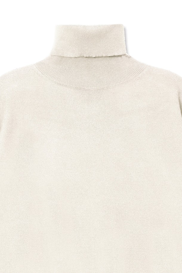 트래드클럽 베이직 폴라넥 니트는 가을과 겨울, 일상 및 출근룩, 모임룩에 모두 어울리는 공용 니트입니다. 아이보리, 화이트 두 가지 색상으로 출시되었으며, 부드러운 촉감의 울과 아크릴 혼방 소재로 제작되어 따뜻함을 선사합니다. 레귤러핏에 두꺼운 두께감, 긴 소매 기장으로 보온성을 높였으며, 베이직하고 클래식한 디자인으로 어떤 스타일에도 매치하기 용이합니다. 미니멀, 캐주얼 스타일을 선호하는 고객에게 추천합니다.
