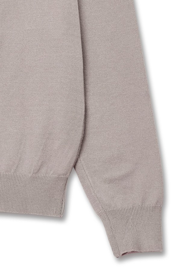 트래드클럽 베이직 하프 폴라넥 니트는 부드러운 울 소재로 제작되어 가을과 겨울에 따뜻하게 착용할 수 있는 남녀 공용 니트입니다. 베이직하고 클래식한 디자인으로 출근룩, 모임룩 등 다양한 TPO에 활용 가능하며, 미니멀, 캐주얼 스타일을 연출하기 좋습니다. 하프 폴라넥 스타일과 레귤러핏, 긴소매 기장으로 편안한 착용감을 선사하며, 무지 디자인과 베이지 컬러가 세련된 분위기를 더합니다. 두께감 있는 소재로 제작되어 보온성을 높였으며, 부드러운 촉감으로 피부에 닿는 느낌이 좋습니다.
