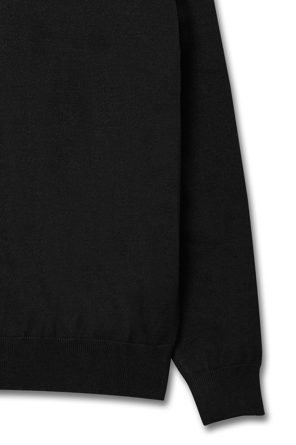 트래드클럽 베이직 하프 폴라넥 니트는 가을과 겨울, 쌀쌀한 날씨에 따뜻하게 착용할 수 있는 남녀 공용 니트입니다. 베이직한 디자인으로 유행을 타지 않아 오랫동안 활용 가능하며, 레귤러 핏과 긴 소매 기장으로 편안한 착용감을 선사합니다. 부드러운 니트 소재와 하프넥 디자인이 특징이며, 어떤 스타일에도 잘 어울리는 블랙 컬러로 제작되었습니다. 미니멀, 클래식, 캐주얼 등 다양한 스타일을 연출할 수 있어 활용도가 높습니다. 두꺼운 두께감으로 보온성을 높여 추운 날씨에도 따뜻하게 몸을 감싸줍니다.
