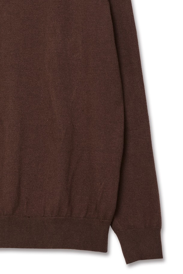 **트래드클럽 베이직 하프 폴라넥 니트**는 가을과 겨울, 일상에서 활용하기 좋은 공용 니트입니다. 부드러운 촉감의 니트 소재로 제작되었으며, 두꺼운 두께감으로 따뜻하게 착용할 수 있습니다. 베이직하고 클래식한 디자인에 레귤러 핏, 하프넥 디테일이 더해져 다양한 스타일을 연출하기 좋습니다. 출근룩이나 모임룩 등 TPO에 맞춰 클래식, 미니멀, 캐주얼 스타일을 완성해보세요. 브라운 컬러의 긴소매 디자인으로, 어떤 옷에도 쉽게 매치할 수 있는 활용도 높은 아이템입니다.
