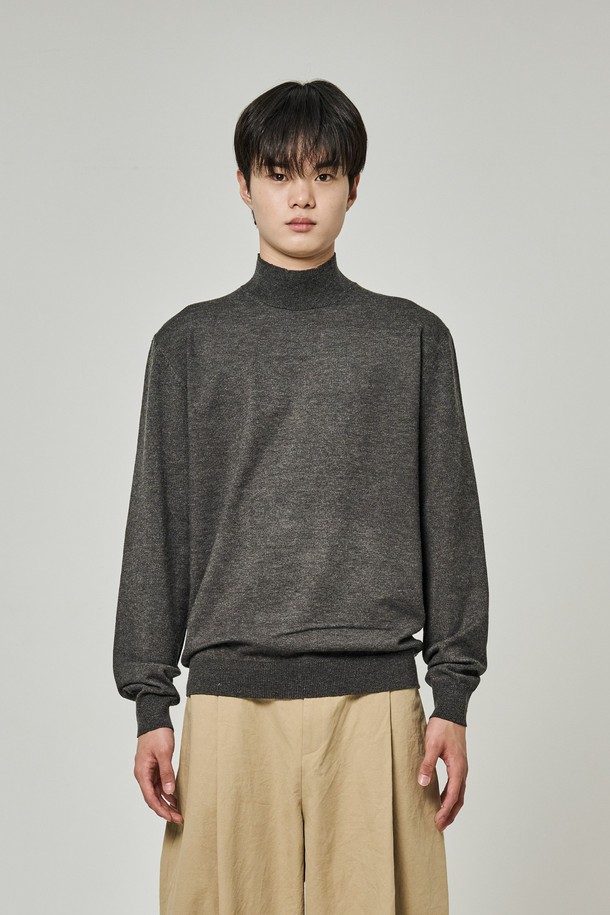 트래드클럽 베이직 하프 폴라넥 니트는 가을, 겨울 시즌을 위한 공용 니트/스웨터입니다. 부드러운 울과 아크릴 혼방 소재로 제작되어 포근한 착용감을 선사하며, 레귤러핏과 레귤러 기장으로 편안하게 착용 가능합니다. 베이직하고 클래식한 디자인에 하프 폴라넥 스타일이 더해져 세련된 느낌을 줍니다. 무지 패턴의 그레이 컬러로 다양한 출근룩과 모임룩, 클래식, 미니멀, 캐주얼 스타일 모두 소화 가능합니다.
