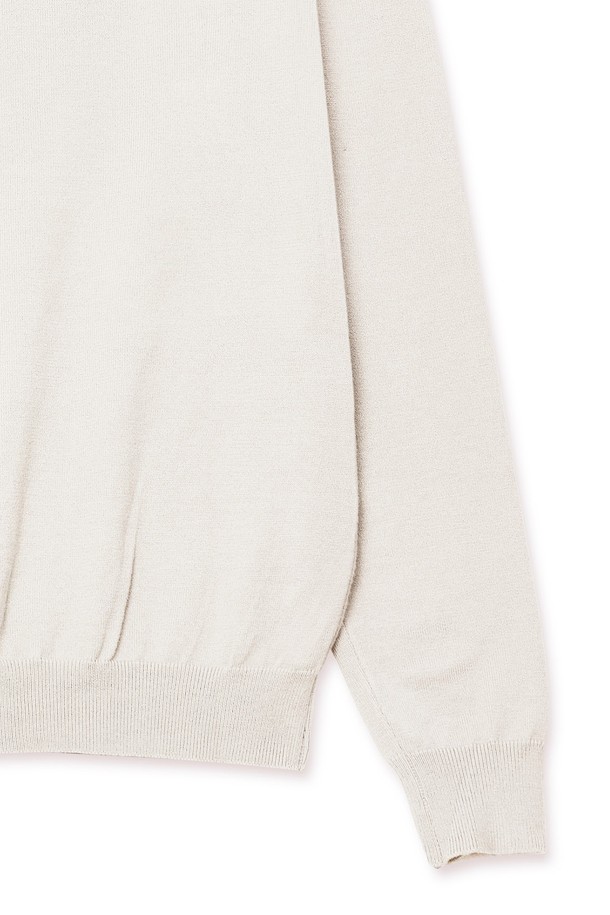 트래드클럽 베이직 하프 폴라넥 니트는 가을, 겨울 시즌에 어울리는 상의입니다. 아이보리, 화이트 두 가지 색상으로 출시되었으며, 부드러운 니트 소재로 제작되어 편안한 착용감을 선사합니다. 레귤러핏으로 제작되어 베이직하고 클래식한 스타일을 연출하며, 하프넥과 폴라넥 디자인으로 보온성을 높였습니다. 무지 디자인에 긴소매로, 미니멀하고 세련된 룩을 완성할 수 있습니다.
