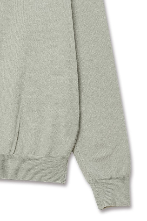 트래드클럽 베이직 하프 폴라넥 니트는 가을, 겨울 시즌에 어울리는 공용 니트/스웨터입니다. 중간 두께의 레귤러핏으로, 부드러운 촉감이 특징이며 일상 및 출근룩, 모임룩에 활용하기 좋습니다. 베이직 스타일의 무지 패턴에 하프넥 디자인으로 클래식, 미니멀, 캐주얼 룩을 연출할 수 있습니다. 민트 컬러의 긴소매 니트로 다양한 코디에 활용하여 세련된 스타일을 완성해 보세요.
