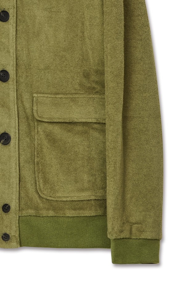 부드러운 부클 소재로 제작되어 포근한 착용감을 선사하는 여성용 부클 포켓 가디건입니다. 카키와 올리브 두 가지 색상으로 출시되어 데이트룩, 모임룩 등 다양한 TPO에 활용 가능하며, 캐주얼 및 미니멀 스타일을 즐겨 입는 분들께 추천합니다. 라운드넥 디자인에 긴 소매 기장, 크롭 기장으로 세련된 핏을 연출하며, 두꺼운 두께감으로 가을, 겨울 시즌 따뜻하게 입을 수 있습니다. 무지 디자인과 포켓 디테일이 더해져 베이직하면서도 실용적인 매력을 더합니다.
