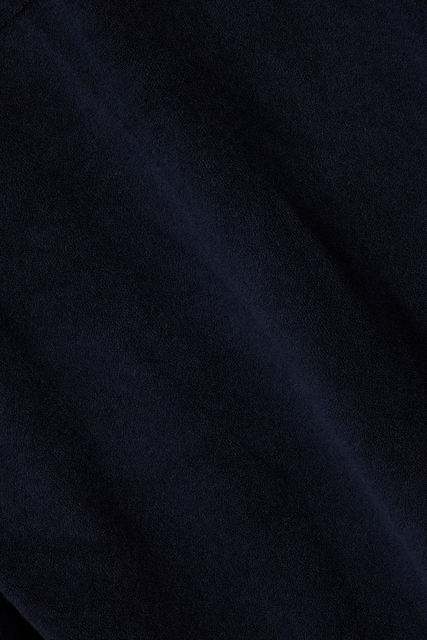 부드러운 촉감의 네이비 컬러 부클 포켓 가디건입니다. 울과 아크릴 혼방 소재로 제작되어 가을과 겨울에 따뜻하게 착용할 수 있습니다. 넉넉하고 편안한 레귤러핏에 라운드넥 디자인으로, 베이직하면서도 캐주얼한 스타일을 연출합니다. 긴 소매와 포켓 디테일이 실용성을 더하며, 출근룩과 모임룩, 캐주얼, 클래식, 미니멀한 스타일 모두 소화 가능합니다. 두께감 있는 소재로 포근함을 선사합니다.
