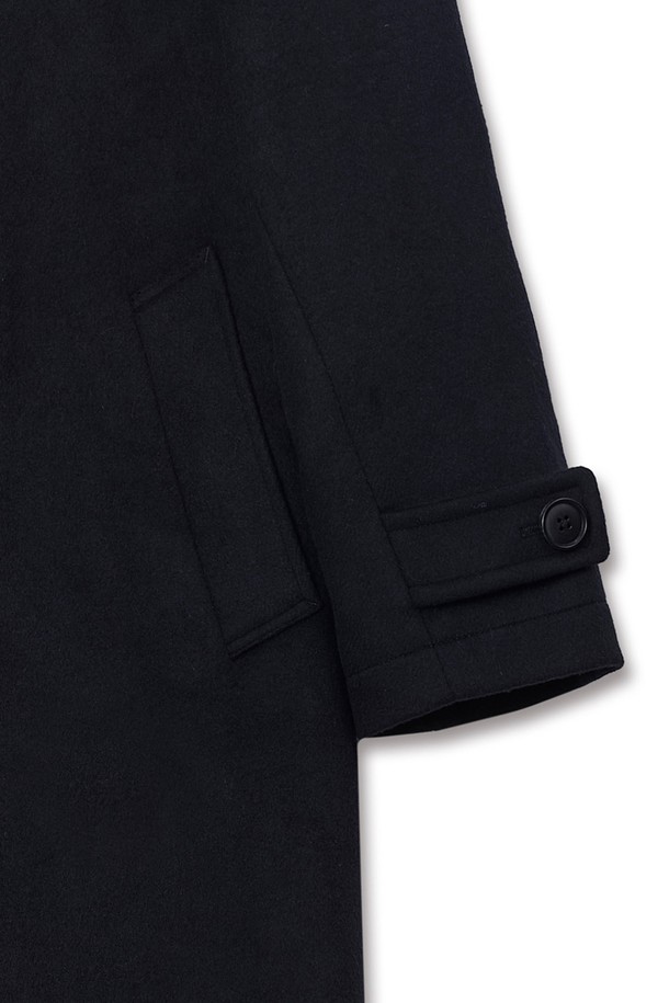 켄싱턴 솔리드 울 오버 발마칸 코트는 남성용 아우터로, 가을과 겨울에 착용하기 좋습니다. 블랙 컬러의 솔리드 디자인은 클래식하면서도 미니멀한 스타일을 연출하며, 출근룩, 비즈니스 캐주얼, 모임룩 등 다양한 TPO에 활용할 수 있습니다. 두꺼운 울 소재로 제작되어 보온성이 뛰어나며, 오버핏과 긴 소매 기장으로 편안한 착용감을 선사합니다. 싱글 버튼 여밈 방식의 발마칸 코트는 시크한 매력을 더합니다.
