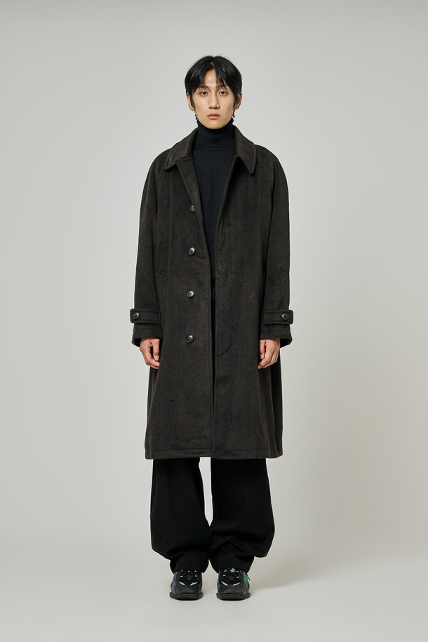 켄싱턴 솔리드 울 오버 발마칸 코트는 남녀 모두 착용 가능한 블랙 컬러의 발마칸 코트입니다. 가을과 겨울에 어울리는 두꺼운 두께감의 울 소재로 제작되어 보온성을 높였습니다. 싱글 버튼 여밈 방식과 오버핏 디자인으로 클래식하면서도 미니멀한 스타일을 연출하며, 출근룩, 모임룩, 데이트룩 등 다양한 TPO에 활용 가능합니다. 긴 소매 기장과 칼라 디테일, 포켓 디자인이 특징입니다. 클래식, 미니멀, 시크한 스타일을 즐기는 분들께 추천합니다.
