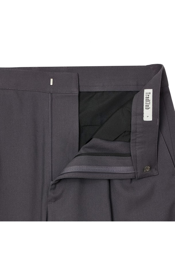 부드러운 촉감의 투턱 기모 와이드 슬랙스입니다. 가을, 겨울 시즌에 어울리는 두꺼운 두께감으로 따뜻하게 착용할 수 있습니다. 베이직하고 클래식한 스타일로, 출근룩이나 비즈니스 캐주얼에 활용하기 좋습니다. 루즈핏 와이드 디자인으로 편안하면서도 세련된 핏을 연출하며, 그레이 컬러의 무지 디자인으로 다양한 상의와 쉽게 매치할 수 있습니다. 
