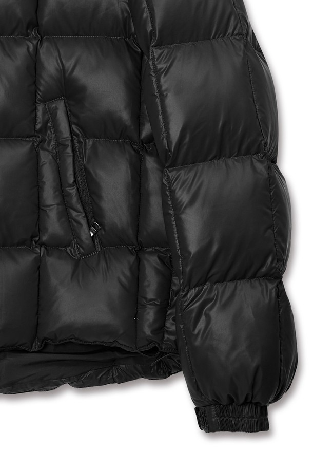 블랙 컬러의 글로시 웰론 패딩은 여성 고객을 위한 캐주얼 스타일의 아우터입니다. 겨울 시즌에 적합하며, 오버핏 크롭 기장으로 트렌디함을 더했습니다. 부드러운 촉감의 나일론 소재와 숏패딩 디자인, 퀄팅 디테일과 광택 마감으로 세련된 느낌을 줍니다. 집업 방식으로 간편하게 착용 가능하며, 집콕룩이나 미니멀한 스타일 연출에 좋습니다.
