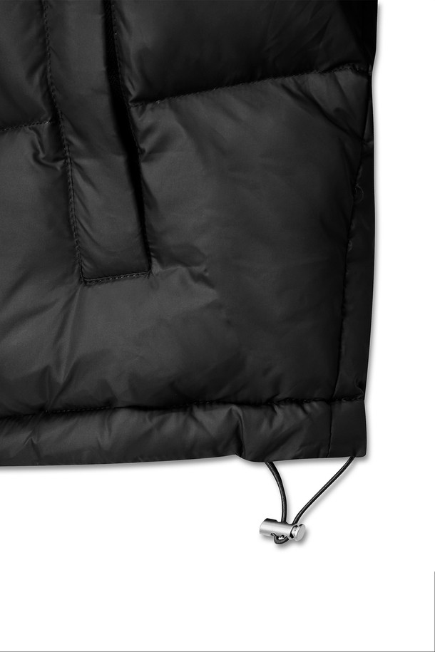 **크롭 후드 패딩**은 여성스러움을 강조하는 **블랙** 컬러의 겨울용 아우터입니다. **오버핏**으로 제작되어 편안한 착용감을 선사하며, **후드** 디자인과 **퀼팅** 디테일이 특징입니다. **나일론**과 **폴리에스테르** 혼방 소재로 제작되어 가볍고 **부드러운** **촉감**을 자랑합니다. **긴소매**와 **집업** 여밈 방식의 **크롭** 기장으로, **캐주얼** 및 **스포티** 스타일을 연출하기에 좋은 아이템입니다.
