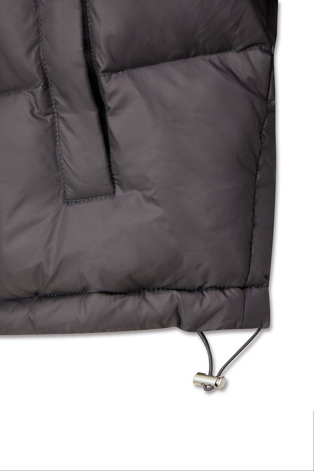 캐주얼 무드의 여성용 크롭 후드 패딩입니다. 부드러운 촉감의 나일론 소재와 두꺼운 두께감으로 겨울철 따뜻하게 착용할 수 있습니다. 레귤러핏으로 편안한 착용감을 선사하며, 무지 디자인과 그레이 컬러로 어떤 스타일에도 쉽게 매치할 수 있습니다. 집업 스타일의 긴 소매, 후드와 퀼팅 디테일이 특징이며 숏 기장으로 활동성을 높였습니다. 안감까지 패딩 처리되어 보온성을 극대화한 데일리 아우터입니다.
