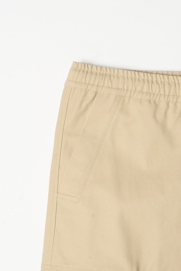 부드러운 면 소재로 제작되어 편안한 착용감을 선사하는 스트링 조거 카고 팬츠입니다. 캐주얼, 스트릿 스타일을 즐기는 분들을 위한 아이템으로, 봄, 여름, 가을 3계절 활용 가능합니다. 루즈핏 조거 바지로 활동성을 높였으며, 허리 밴딩과 스트링 디테일로 편안함과 스타일을 동시에 잡았습니다. 베이지 컬러에 무지 디자인으로 어떤 상의에도 매치하기 용이하며, 카고 포켓으로 수납력까지 갖춘 실용적인 제품입니다. 얇은 두께감으로 시원하게 착용할 수 있습니다.
