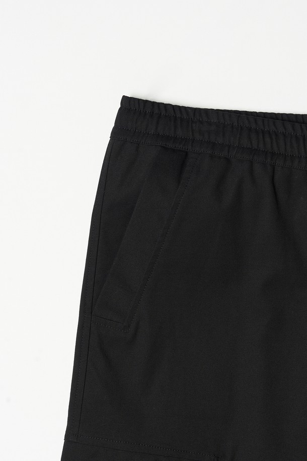 캐주얼, 스트릿, 미니멀 스타일을 모두 아우르는 남성용 스트링 조거 카고 팬츠입니다. 봄, 여름, 가을 시즌에 활용하기 좋은 얇은 두께감의 면 소재로 제작되어 부드러운 촉감을 선사합니다. 편안한 루즈핏 조거 스타일로, 활동성과 스타일을 동시에 잡았습니다. 허리 밴딩과 스트링 디테일로 편안한 착용감을 제공하며, 카고 포켓을 더해 실용성을 높였습니다. 여행룩, 캠핑룩 등 다양한 TPO에 활용 가능하며, 블랙 색상으로 어떤 상의와도 쉽게 매치할 수 있습니다.
