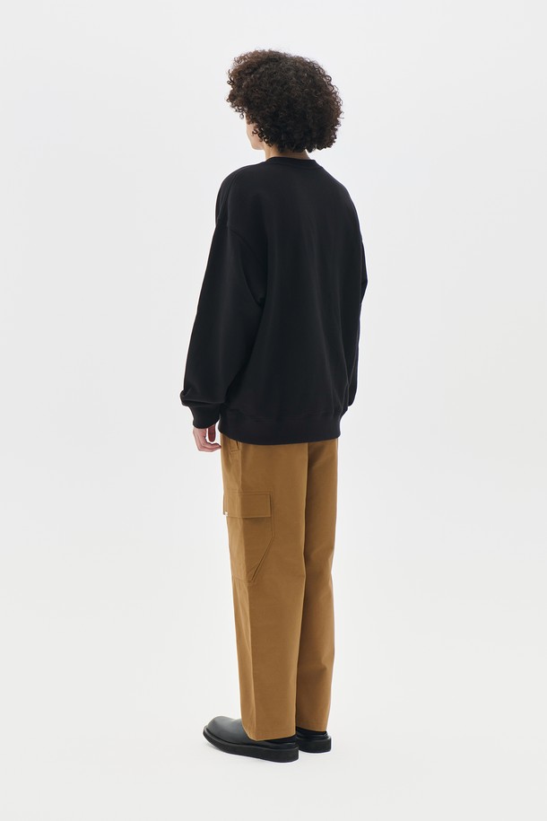 베이직한 디자인에 실용성을 더한 남성용 스트링 조거 카고 팬츠입니다. 부드러운 면 소재로 제작되어 편안한 착용감을 선사하며, 봄, 여름, 가을 시즌에 활용하기 좋습니다. 얇은 두께감과 루즈핏으로 활동성을 높였으며, 밴딩 허리 디자인으로 편안함을 더했습니다. 카고 포켓과 스트링 디테일로 캐주얼, 스트릿, 시티보이 스타일을 모두 소화할 수 있습니다. 베이지, 카키 2가지 컬러로 출시되어 다양한 상의와 매치하여 개성 있는 스타일을 연출해보세요.
