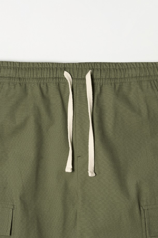 캐주얼과 스트릿 스타일을 넘나드는 스트링 조거 카고 팬츠입니다. 부드러운 면 소재로 제작되어 편안한 착용감을 선사하며, 봄, 여름 시즌에 적합한 얇은 두께감으로 활동성을 높였습니다. 넉넉한 릴랙스핏 조거 디자인에 밴딩 허리와 스트링, 카고 포켓 디테일을 더해 실용성을 더했습니다. 카키, 올리브 등 5가지 다채로운 컬러로 출시되어, 취향에 맞는 스타일을 연출할 수 있습니다. 미니멀한 상의와 매치하여 깔끔하면서도 개성 있는 룩을 완성해보세요.
