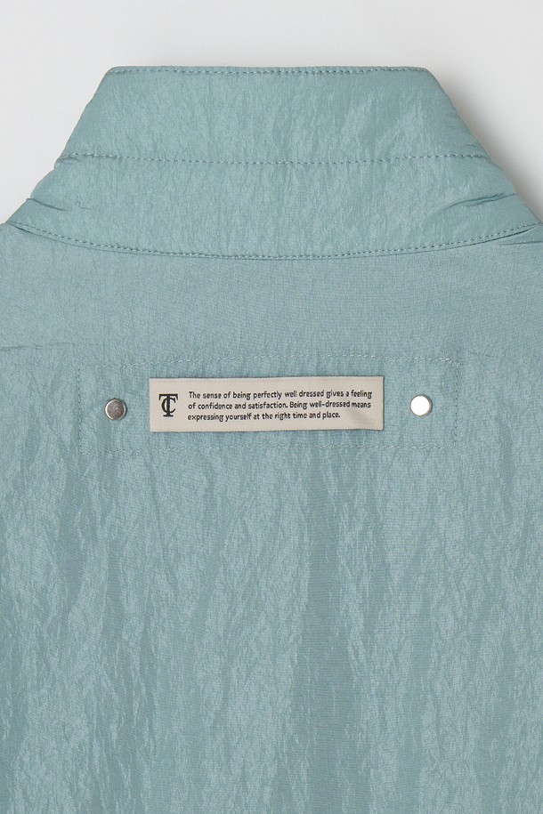 시어 투웨이 오버핏 블루종 블루는 남녀 모두 착용 가능한 캐주얼 스타일의 블루종입니다. 얇은 두께감으로 봄, 가을 간절기에 활용하기 좋으며, 무지 디자인으로 미니멀한 무드를 연출합니다. 긴 소매와 오버핏으로 편안한 착용감을 선사하며, 투웨이(Two-way) 디자인으로 다양한 스타일을 연출할 수 있습니다. 집업 스타일로 간편하게 입고 벗을 수 있으며, 데일리룩에 포인트 아이템으로 활용하기 좋습니다.
