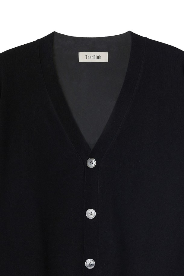 트래드클럽 베이직 가디건은 봄, 가을에 어울리는 남녀 공용 의류입니다. 부드러운 울과 아크릴 혼방 소재로 제작되어 편안한 촉감을 제공하며, 레귤러 핏과 V넥 디자인으로 어떤 스타일에도 잘 어울립니다. 블랙 컬러의 무지 패턴에 긴 소매 기장, 버튼 여밈 방식으로 클래식하고 미니멀한 분위기를 연출합니다. 출근룩과 비즈니스 캐주얼에 활용하기 좋으며, 베이직한 디자인으로 기본 가디건으로 활용하기 좋습니다.
