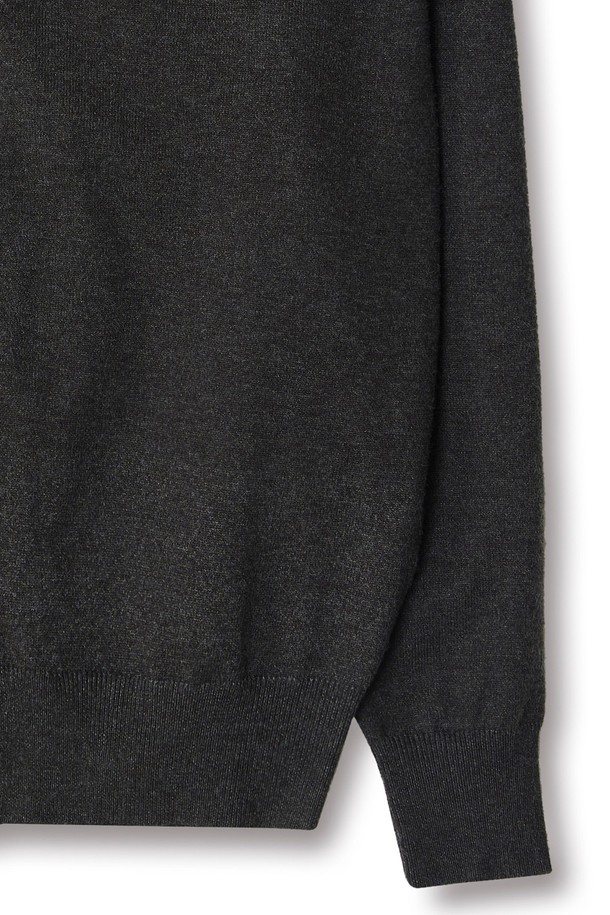 트래드클럽 베이직 가디건은 여성 고객을 위한 데일리 니트 가디건입니다. 부드러운 촉감의 니트 소재로 제작되었으며, 봄, 가을에 착용하기 좋은 얇은 두께감입니다. 레귤러핏에 V넥 디자인, 긴 소매, 무지 패턴의 블랙 컬러로, 클래식하고 미니멀한 스타일을 연출합니다. 싱글 버튼 여밈 방식이며, 출근룩, 오피스룩, 데이트룩 등 다양한 TPO에 활용 가능합니다.
