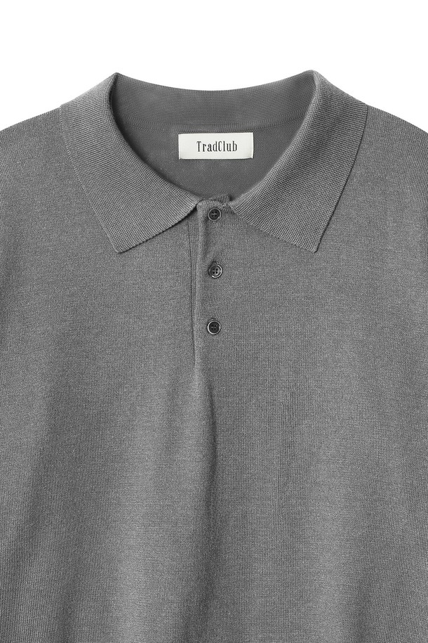 트래드클럽 베이직 폴로 니트는 부드러운 니트 소재로 제작되어 편안한 착용감을 선사합니다. 차분한 그레이 컬러와 레귤러핏, 긴소매 디자인으로 일상 및 비즈니스 캐주얼, 출근룩 등 다양한 TPO에 활용 가능합니다. 폴로 카라 디테일은 클래식하면서도 세련된 스타일을 연출하며, 봄, 가을 간절기에 활용하기 좋은 중간 두께의 니트입니다. 베이직하면서도 미니멀한 스타일을 즐기는 분들께 추천합니다.
