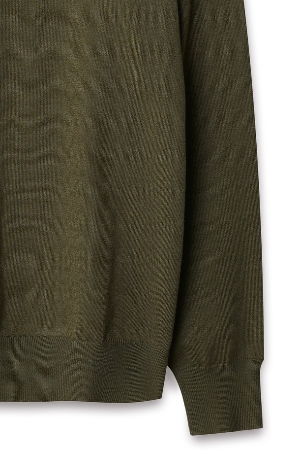 트래드클럽 베이직 폴로 니트는 클래식하고 미니멀한 스타일을 추구하는 분들을 위한 긴소매 폴로 니트입니다. 봄, 가을 시즌에 적합하며, 부드러운 촉감의 니트 소재로 제작되어 편안한 착용감을 선사합니다. 카키와 올리브 두 가지 색상으로 출시되어, 출근룩과 비즈니스 캐주얼에 활용하기 좋습니다. 레귤러핏으로 제작되었으며, 폴로 카라 디자인이 특징입니다. 무지 패턴으로 어떤 하의에도 잘 어울려 데일리룩으로 활용하기 좋습니다.
