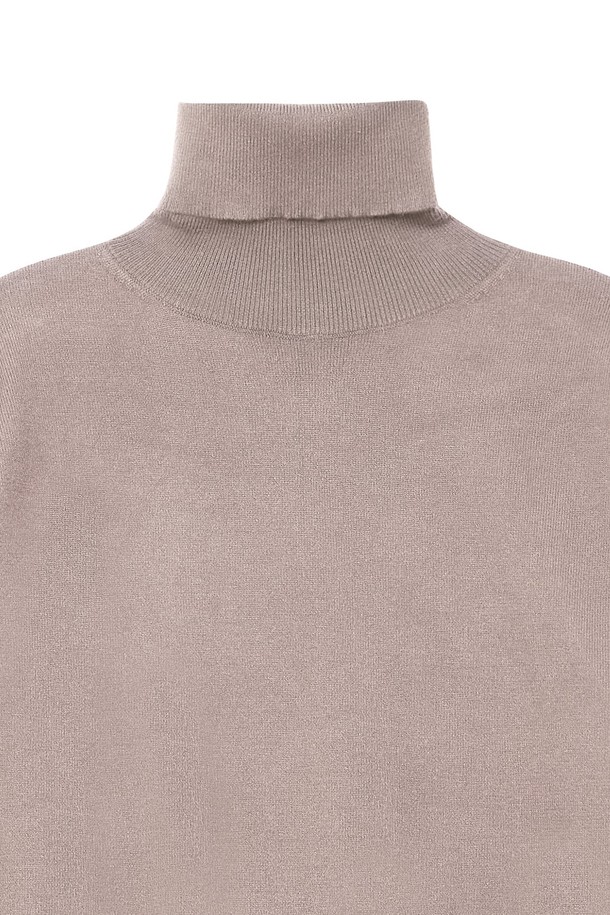 트래드클럽 베이직 폴라넥 니트는 가을과 겨울, 출근룩을 위한 클래식하고 미니멀한 스타일의 니트입니다. 부드러운 촉감의 니트 소재로 제작되었으며, 두꺼운 두께감으로 따뜻하게 착용할 수 있습니다. 베이직한 디자인에 레귤러 핏, 긴 소매와 터틀넥 디자인으로 포근함을 더했습니다. 무지 패턴의 베이지 컬러로 어떤 옷에도 쉽게 매치하여 다양한 스타일을 연출할 수 있습니다.
