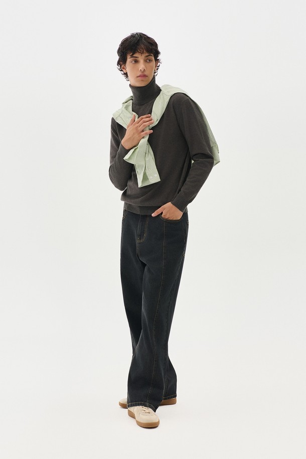 트래드클럽 베이직 폴라넥 니트는 가을과 겨울, 출근룩에 적합한 남녀 공용 니트입니다. 베이직하고 클래식한 디자인에 블랙 컬러, 레귤러 핏으로 어떤 스타일에도 매치하기 좋습니다. 울과 아크릴 혼방 소재로 제작되어 부드러운 촉감과 뛰어난 보온성을 자랑하며, 두꺼운 두께감의 터틀넥이 포근함을 더합니다. 긴 소매와 무지 패턴으로 미니멀하고 세련된 분위기를 연출할 수 있습니다.
