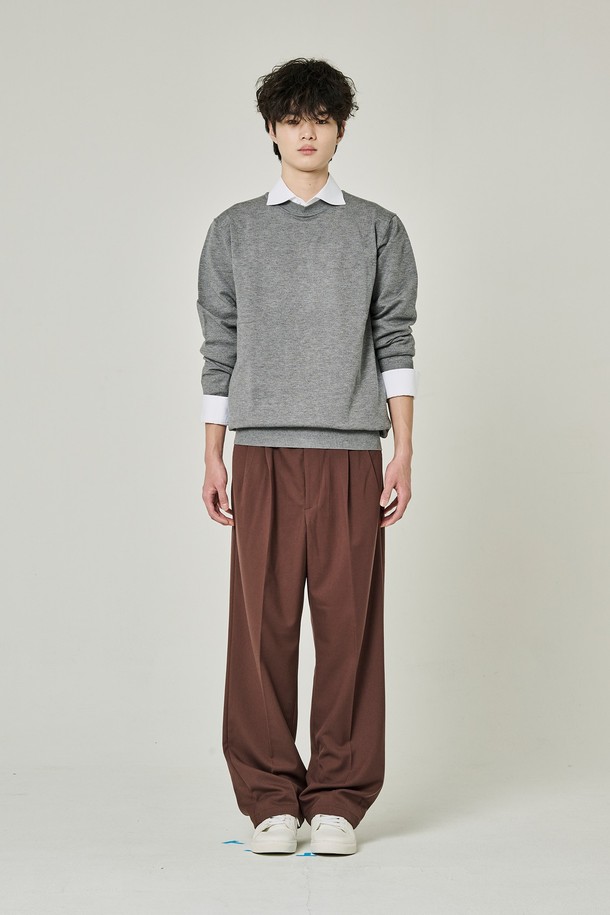 부드러운 기모 안감으로 포근함과 보온성을 갖춘 투턱 기모 와이드 슬랙스입니다. 브라운 컬러의 무지 디자인으로, 베이직하면서도 클래식한 분위기를 연출합니다. 가을, 겨울 시즌에 어울리는 두꺼운 두께감과 긴 기장으로, 루즈핏의 편안한 착용감을 선사합니다. 출근룩, 비즈니스 캐주얼, 모임룩 등 다양한 TPO에 활용 가능하며, 클래식, 미니멀 스타일을 즐기는 분들께 추천합니다. 투턱 디테일이 돋보이는 디자인으로, 스타일리시함을 더했습니다.
