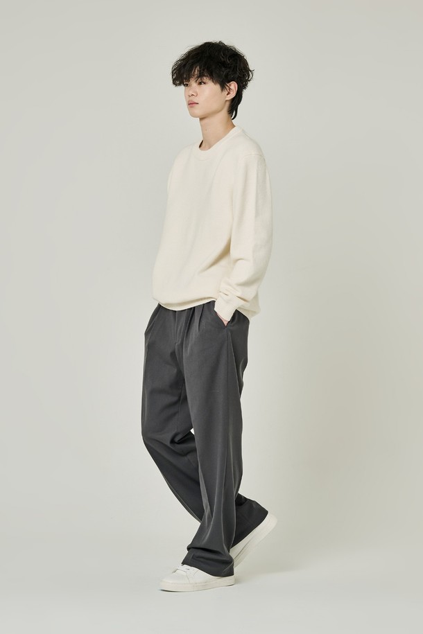 부드러운 촉감의 투턱 기모 와이드 슬랙스입니다. 가을, 겨울 시즌에 어울리는 두꺼운 두께감으로 따뜻하게 착용할 수 있습니다. 베이직하고 클래식한 스타일로, 출근룩이나 비즈니스 캐주얼에 활용하기 좋습니다. 루즈핏 와이드 디자인으로 편안하면서도 세련된 핏을 연출하며, 그레이 컬러의 무지 디자인으로 다양한 상의와 쉽게 매치할 수 있습니다. 
