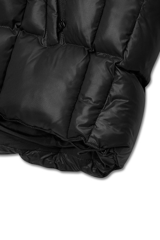 블랙 컬러의 글로시 웰론 패딩은 여성 고객을 위한 캐주얼 스타일의 아우터입니다. 겨울 시즌에 적합하며, 오버핏 크롭 기장으로 트렌디함을 더했습니다. 부드러운 촉감의 나일론 소재와 숏패딩 디자인, 퀄팅 디테일과 광택 마감으로 세련된 느낌을 줍니다. 집업 방식으로 간편하게 착용 가능하며, 집콕룩이나 미니멀한 스타일 연출에 좋습니다.
