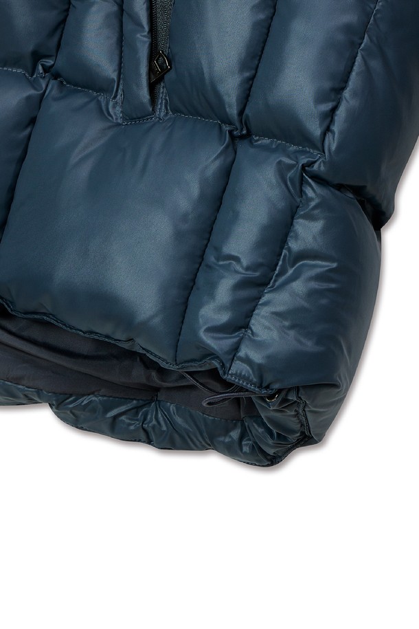 네이비 컬러의 글로시 웰론 패딩입니다. 캐주얼, 베이직 스타일로 일상에서 편안하게 착용하기 좋습니다. 넉넉한 레귤러핏에 집업 스타일로 간편하게 여밀 수 있습니다. 겉감은 나일론, 충전재는 웰론을 사용하여 부드러운 촉감과 두꺼운 두께로 뛰어난 보온성을 제공합니다. 글로시한 광택감이 돋보이는 디자인으로, 겨울철 스타일리시함을 더해줍니다.
