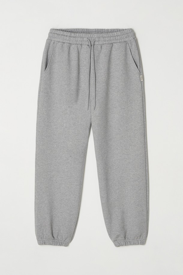 베이직 노턱 스웨트 조거 팬츠는 편안함과 스타일을 모두 갖춘 공용 의류입니다. 부드러운 면 소재로 제작되어 뛰어난 촉감을 제공하며, 릴랙스핏의 조거핏 디자인으로 편안한 착용감을 선사합니다. 밴딩 처리와 신축성 있는 소재로 활동성을 높였으며, 일상, 피트니스 등 다양한 TPO에 활용 가능합니다. 무지 디자인과 그레이 컬러로 어떤 스타일에도 쉽게 매치할 수 있으며, 캐주얼, 스포티, 미니멀 무드를 연출하기 좋습니다. 봄, 가을, 겨울 계절에 두루 활용 가능한 두꺼운 두께감의 긴바지입니다.
