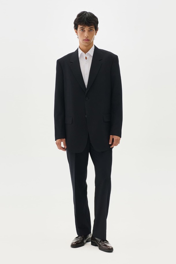 [빅사이즈] 코어 베이직 오버 셋업 수트 (블랙)는 남성 고객을 위한 포멀 및 일상 착용에 적합한 정장 수트입니다. 블랙 컬러의 무지 디자인으로, 봄, 가을, 겨울 계절에 두껍게 착용할 수 있습니다. 오버핏으로 제작되어 클래식하고 베이직한 스타일을 연출하며, 싱글 버튼 여밈 방식과 긴 소매 기장이 특징입니다. 폴리에스테르 소재로 제작되어 뻣뻣한 촉감을 가지며, 오피스룩, 비즈니스 캐주얼, 모임룩 등 다양한 TPO에 활용 가능합니다. 미니멀하고 시크한 스타일을 선호하는 고객에게 적합합니다.
