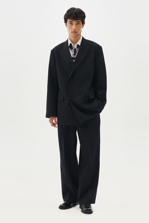 코어 더블 브레스티드 오버 셋업 수트 (블랙)는 남성용 아우터로, 클래식하고 포멀한 스타일을 연출하기에 적합합니다. 울 소재로 제작되어 봄, 가을, 겨울 세 계절 모두 착용 가능하며, 두꺼운 두께감으로 따뜻함을 더합니다. 더블 버튼 여밈 방식과 롱 기장의 더블 코트 스타일은 세련된 분위기를 자아내며, 오버핏으로 편안한 착용감을 선사합니다. 오피스룩, 출근룩, 모임룩 등 다양한 TPO에 활용 가능하며, 미니멀한 디자인으로 어떤 스타일에도 잘 어울립니다.
