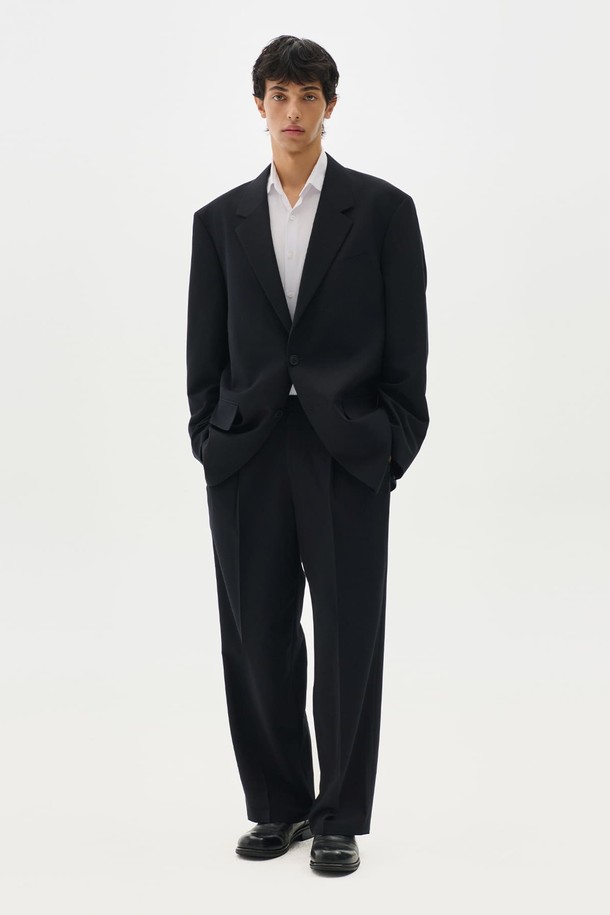 코어 빅 오버 셋업수트 (블랙)는 남성 고객을 위한 클래식하고 포멀한 스타일의 정장 수트입니다. 울 소재로 제작되어 두께감이 있고 뻣뻣한 촉감을 선사하며, 봄, 가을, 겨울 계절에 착용하기 적합합니다. 오버핏 디자인으로 편안한 착용감을 제공하며, 싱글 버튼 여밈 방식으로 깔끔한 실루엣을 연출합니다. 무지 패턴의 블랙 컬러는 미니멀하고 시크한 분위기를 더해 오피스룩, 출근룩, 모임룩 등 다양한 TPO에 활용하기 좋습니다. 긴 소매 기장의 레귤러 기장 상의와 세트 구성으로, 세련된 스타일을 완성할 수 있습니다.
