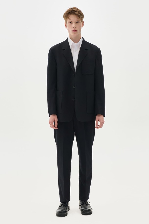 코어 3버튼 컴포트 셋업수트 (블랙)는 남성 고객을 위한 포멀 스타일의 정장 수트입니다. 울 소재로 제작되어 부드러운 촉감을 제공하며, 사계절 착용이 가능합니다. 3버튼 여밈 방식과 레귤러 기장의 상의, 컴포트 핏으로 편안한 착용감을 선사합니다. 오피스룩, 비즈니스 캐주얼, 출근룩 등 다양한 TPO에 활용 가능하며, 클래식, 미니멀, 시크한 스타일을 연출하기 좋습니다. 무지 패턴의 블랙 컬러로, 어떤 옷에도 잘 어울리는 기본 아이템입니다.
