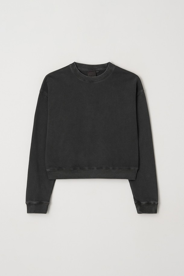 "우먼 피그먼트 크롭 맨투맨 (5컬러)"은 캐주얼하고 미니멀한 스타일을 선호하는 여성들을 위한 상의입니다. 면 소재로 제작되어 부드러운 촉감을 제공하며, 피그먼트 워싱 처리로 빈티지한 멋을 살렸습니다. 크롭 기장과 루즈핏으로 활동성을 높였으며, 봄, 가을에 레이어드하여 다양한 스타일을 연출하기 좋습니다. 차콜, 퍼플, 브라운, 네이비, 카키 5가지 다채로운 컬러로 준비되어, 동네 마실룩, 카페룩, 봄 소풍룩 등 TPO에 맞게 폭넓게 활용할 수 있습니다. 라운드넥과 긴 소매 디자인으로 베이직하면서도 세련된 매력을 더합니다.
