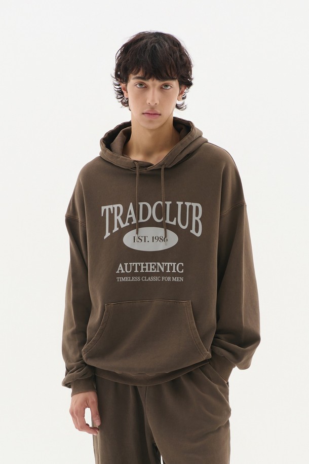 글래스고 피그먼트 워싱 오버 후드티 5컬러는 남녀 모두 착용 가능한 오버핏 후드티입니다. 부드러운 면 소재로 제작되어 가을, 겨울철에 따뜻하게 착용할 수 있으며, 두꺼운 두께감으로 보온성을 높였습니다. 브라운 컬러를 포함한 5가지 색상으로 출시되어 다양한 스타일에 매치하기 좋습니다. 피그먼트 워싱 기법으로 빈티지한 멋을 더했으며, 캐주얼, 스트릿, 미니멀 스타일 모두 소화 가능합니다. 캠핑룩, 집콕룩 등 편안한 TPO에 활용하기 좋습니다.
