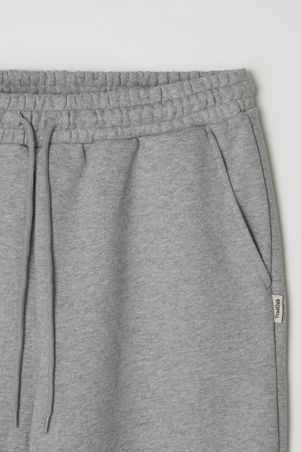 베이직 노턱 스웨트 조거 팬츠는 편안함과 스타일을 모두 갖춘 공용 의류입니다. 부드러운 면 소재로 제작되어 뛰어난 촉감을 제공하며, 릴랙스핏의 조거핏 디자인으로 편안한 착용감을 선사합니다. 밴딩 처리와 신축성 있는 소재로 활동성을 높였으며, 일상, 피트니스 등 다양한 TPO에 활용 가능합니다. 무지 디자인과 그레이 컬러로 어떤 스타일에도 쉽게 매치할 수 있으며, 캐주얼, 스포티, 미니멀 무드를 연출하기 좋습니다. 봄, 가을, 겨울 계절에 두루 활용 가능한 두꺼운 두께감의 긴바지입니다.
