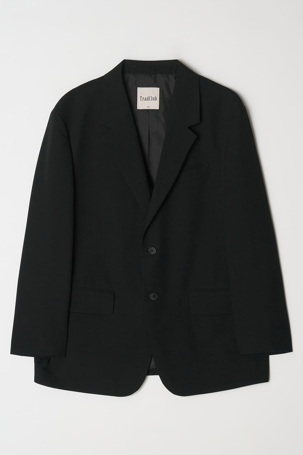 [빅사이즈] 코어 베이직 오버 셋업 수트 (블랙)는 남성 고객을 위한 포멀 및 일상 착용에 적합한 정장 수트입니다. 블랙 컬러의 무지 디자인으로, 봄, 가을, 겨울 계절에 두껍게 착용할 수 있습니다. 오버핏으로 제작되어 클래식하고 베이직한 스타일을 연출하며, 싱글 버튼 여밈 방식과 긴 소매 기장이 특징입니다. 폴리에스테르 소재로 제작되어 뻣뻣한 촉감을 가지며, 오피스룩, 비즈니스 캐주얼, 모임룩 등 다양한 TPO에 활용 가능합니다. 미니멀하고 시크한 스타일을 선호하는 고객에게 적합합니다.
