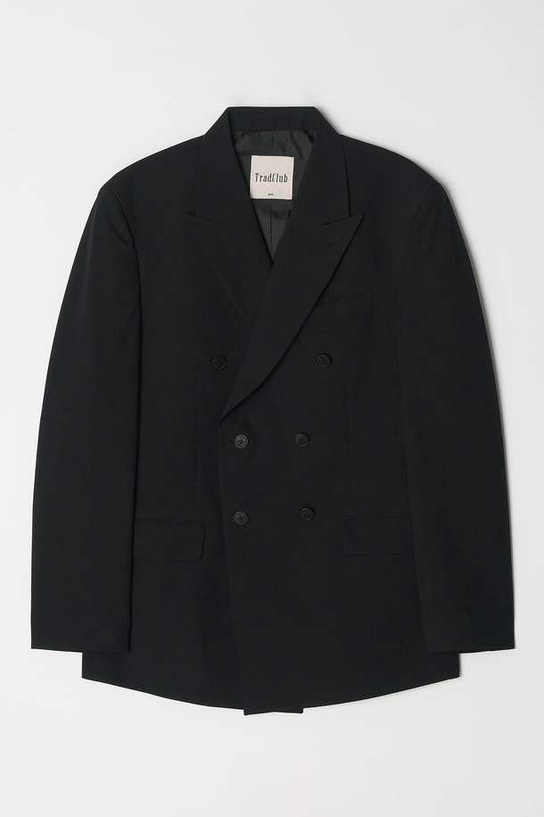 **[빅사이즈]코어 더블 브레스티드 레귤러 셋업수트 (블랙)**

클래식하고 포멀한 스타일의 남성용 더블 브레스티드 셋업 수트입니다. 두꺼운 울 소재로 제작되어 봄, 가을, 겨울 시즌에 착용하기 적합하며, 레귤러 핏과 레귤러 기장으로 편안한 착용감을 제공합니다. 오피스룩, 비즈니스 캐주얼, 모임룩 등 다양한 TPO에 활용 가능하며, 미니멀하고 시크한 스타일을 연출하기 좋습니다. 무지 패턴의 블랙 컬러로 어떤 셔츠나 이너와도 쉽게 매치할 수 있습니다. 빅사이즈로 제작되어 체형에 구애받지 않고 누구나 멋스럽게 소화할 수 있습니다.
