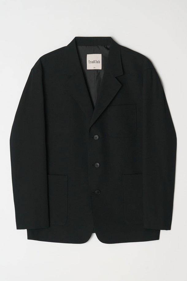 코어 3버튼 컴포트 셋업수트 (블랙)는 남성 고객을 위한 포멀 스타일의 정장 수트입니다. 울 소재로 제작되어 부드러운 촉감을 제공하며, 사계절 착용이 가능합니다. 3버튼 여밈 방식과 레귤러 기장의 상의, 컴포트 핏으로 편안한 착용감을 선사합니다. 오피스룩, 비즈니스 캐주얼, 출근룩 등 다양한 TPO에 활용 가능하며, 클래식, 미니멀, 시크한 스타일을 연출하기 좋습니다. 무지 패턴의 블랙 컬러로, 어떤 옷에도 잘 어울리는 기본 아이템입니다.
