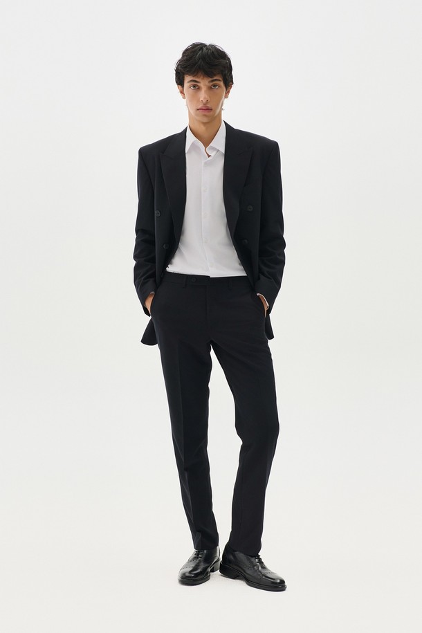 코어 더블 브레스티드 레귤러 셋업수트 블레이저(블랙)는 남성용 아우터 블레이저입니다. 클래식하고 포멀한 스타일로, 봄, 가을에 착용하기 좋습니다. 무지 패턴의 블랙 컬러에 레귤러핏으로 제작되었으며, 더블버튼 여밈 방식과 셋업 수트 디자인이 특징입니다. 울 소재에 안감이 있어 두꺼운 두께감을 자랑하며, 오피스룩, 비즈니스 캐주얼, 출근룩 등 다양한 TPO에 활용할 수 있습니다. 미니멀한 스타일을 선호하는 분들께 추천하는 아이템입니다.
