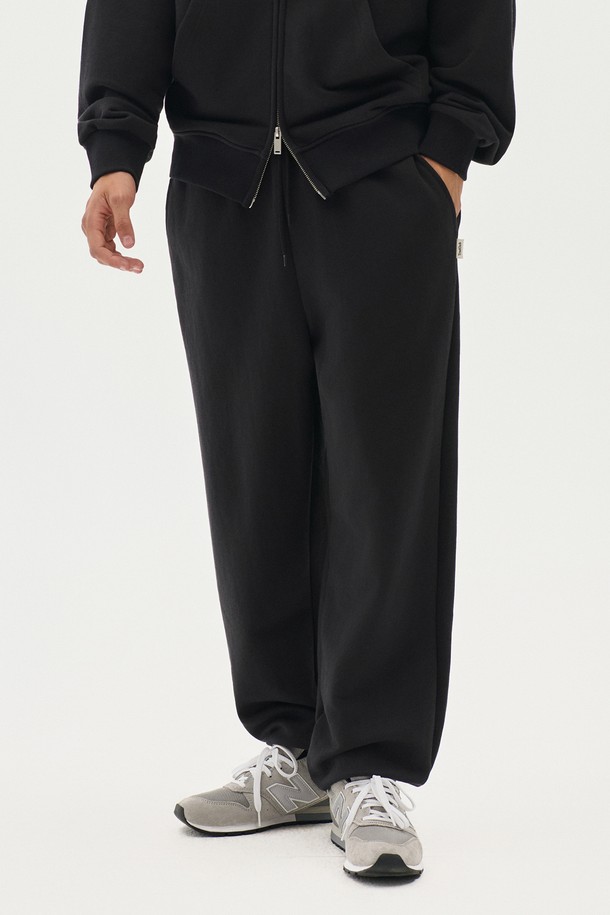 베이직 노턱 스웨트 조거 팬츠는 편안함과 스타일을 동시에 만족시키는 아이템입니다. 부드러운 면 소재로 제작되어 사계절 내내 부담 없이 착용 가능하며, 릴랙스 핏으로 활동성을 높였습니다. 무지 디자인에 블랙 컬러로 어떤 스타일에도 쉽게 매치할 수 있으며, 캐주얼, 스포티, 미니멀 스타일을 모두 소화합니다. 밴딩 처리된 허리와 조거핏으로 편안함을 더하여 피트니스룩 또는 집콕룩으로 활용하기 좋습니다. 노턱 디자인으로 깔끔한 실루엣을 연출합니다.
