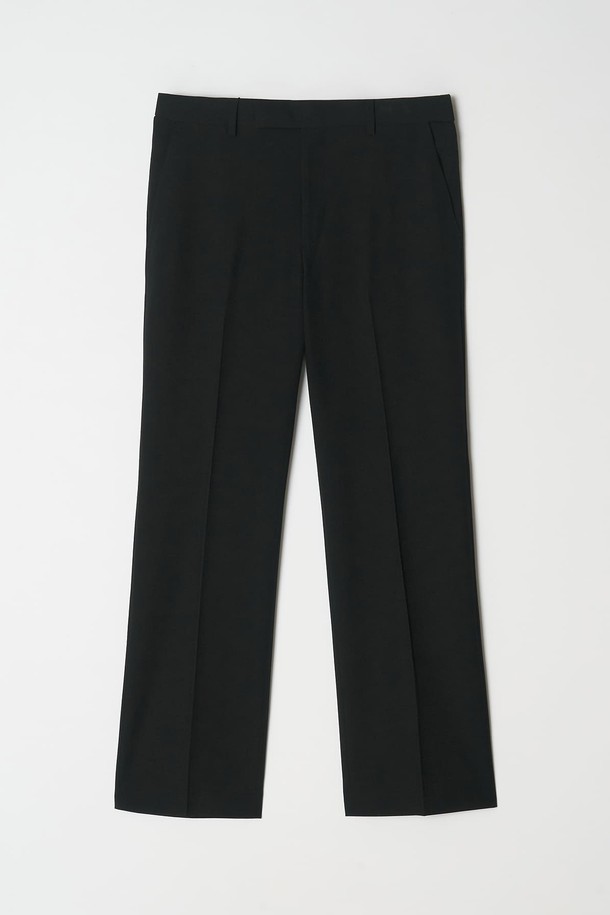 [빅사이즈] 코어 베이직 오버 셋업 수트 (블랙)는 남성 고객을 위한 포멀 및 일상 착용에 적합한 정장 수트입니다. 블랙 컬러의 무지 디자인으로, 봄, 가을, 겨울 계절에 두껍게 착용할 수 있습니다. 오버핏으로 제작되어 클래식하고 베이직한 스타일을 연출하며, 싱글 버튼 여밈 방식과 긴 소매 기장이 특징입니다. 폴리에스테르 소재로 제작되어 뻣뻣한 촉감을 가지며, 오피스룩, 비즈니스 캐주얼, 모임룩 등 다양한 TPO에 활용 가능합니다. 미니멀하고 시크한 스타일을 선호하는 고객에게 적합합니다.
