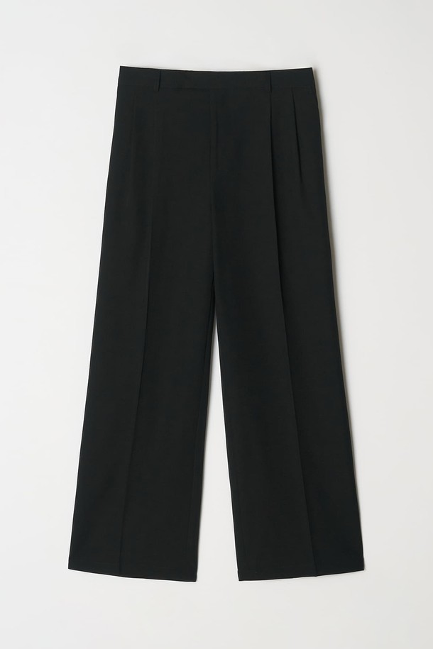 코어 더블 브레스티드 오버 셋업 수트 (블랙)는 남성용 아우터로, 클래식하고 포멀한 스타일을 연출하기에 적합합니다. 울 소재로 제작되어 봄, 가을, 겨울 세 계절 모두 착용 가능하며, 두꺼운 두께감으로 따뜻함을 더합니다. 더블 버튼 여밈 방식과 롱 기장의 더블 코트 스타일은 세련된 분위기를 자아내며, 오버핏으로 편안한 착용감을 선사합니다. 오피스룩, 출근룩, 모임룩 등 다양한 TPO에 활용 가능하며, 미니멀한 디자인으로 어떤 스타일에도 잘 어울립니다.
