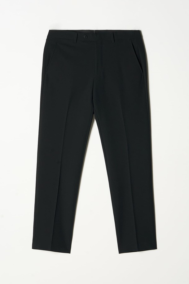 **[빅사이즈]코어 더블 브레스티드 레귤러 셋업수트 (블랙)**

클래식하고 포멀한 스타일의 남성용 더블 브레스티드 셋업 수트입니다. 두꺼운 울 소재로 제작되어 봄, 가을, 겨울 시즌에 착용하기 적합하며, 레귤러 핏과 레귤러 기장으로 편안한 착용감을 제공합니다. 오피스룩, 비즈니스 캐주얼, 모임룩 등 다양한 TPO에 활용 가능하며, 미니멀하고 시크한 스타일을 연출하기 좋습니다. 무지 패턴의 블랙 컬러로 어떤 셔츠나 이너와도 쉽게 매치할 수 있습니다. 빅사이즈로 제작되어 체형에 구애받지 않고 누구나 멋스럽게 소화할 수 있습니다.
