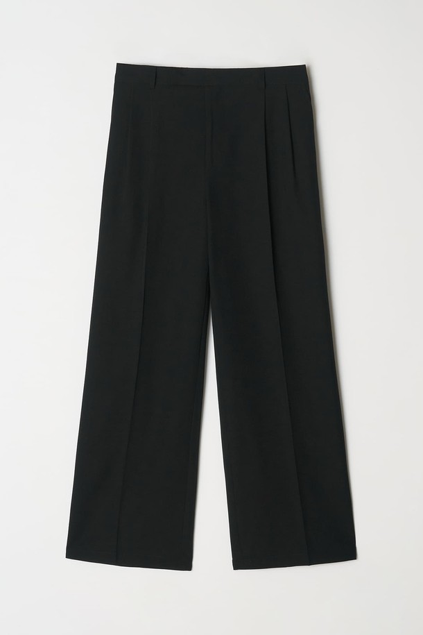 코어 빅 오버 셋업수트 (블랙)는 남성 고객을 위한 클래식하고 포멀한 스타일의 정장 수트입니다. 울 소재로 제작되어 두께감이 있고 뻣뻣한 촉감을 선사하며, 봄, 가을, 겨울 계절에 착용하기 적합합니다. 오버핏 디자인으로 편안한 착용감을 제공하며, 싱글 버튼 여밈 방식으로 깔끔한 실루엣을 연출합니다. 무지 패턴의 블랙 컬러는 미니멀하고 시크한 분위기를 더해 오피스룩, 출근룩, 모임룩 등 다양한 TPO에 활용하기 좋습니다. 긴 소매 기장의 레귤러 기장 상의와 세트 구성으로, 세련된 스타일을 완성할 수 있습니다.
